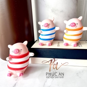 Heo hồng mũm mĩm áo sọc trang trí bánh kem dễ thương